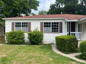 Mid Century Style Cottage Near Historic Downtown